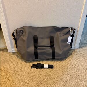 PRICE FIRM Rains Hilo Weekend Travel Duffle Bag Waterproof Black NEW MSRP $125